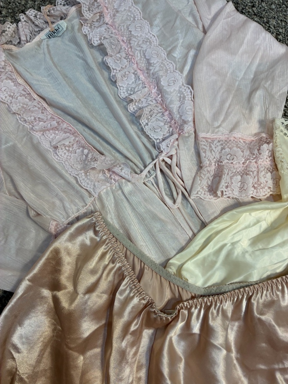 VTG Lingerie Victoria Secret Rikki Lot 3 Items Satin Lace Robe Camisole Shorts - Picture 13 of 14